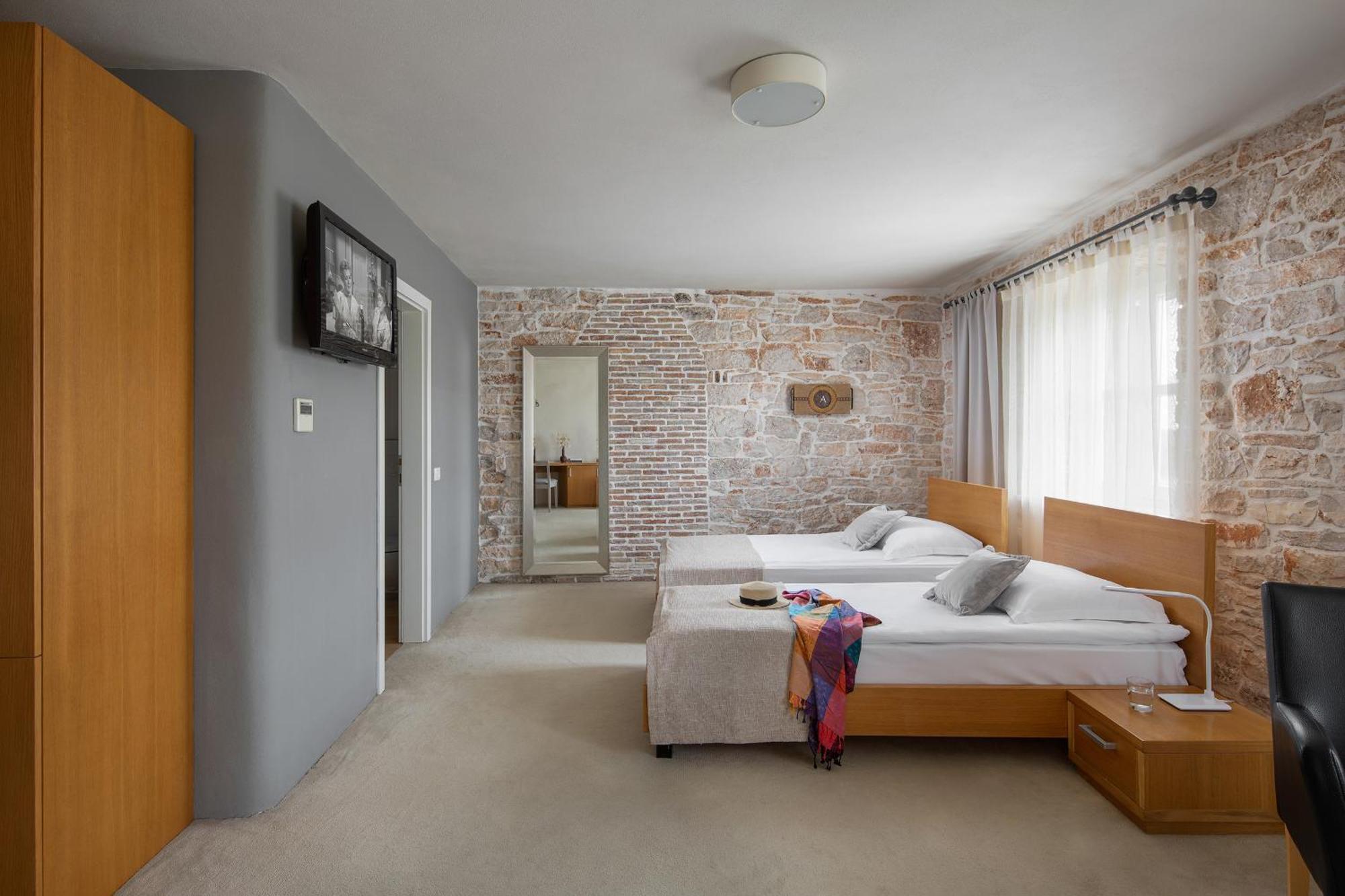 Hotel La Grisa Bale Room photo